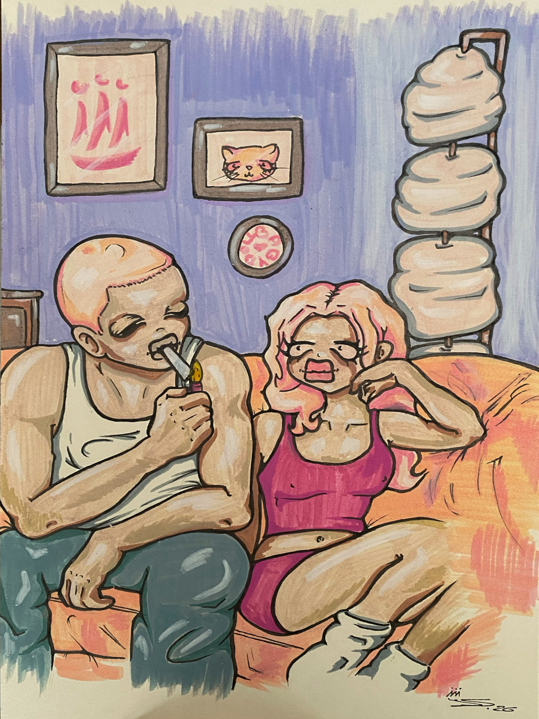 Kahlköpfiger Mann und Frau mit rosa Haaren auf orangem Sofa, Katzenporträt an lila Wand