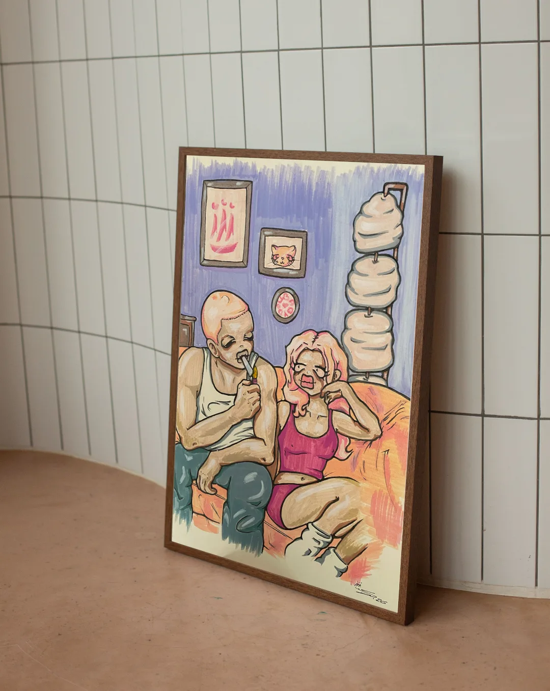 Zwei Figuren auf orangefarbenem Sofa, Buntstift-Illustration mit lila Wand und Katzenporträt