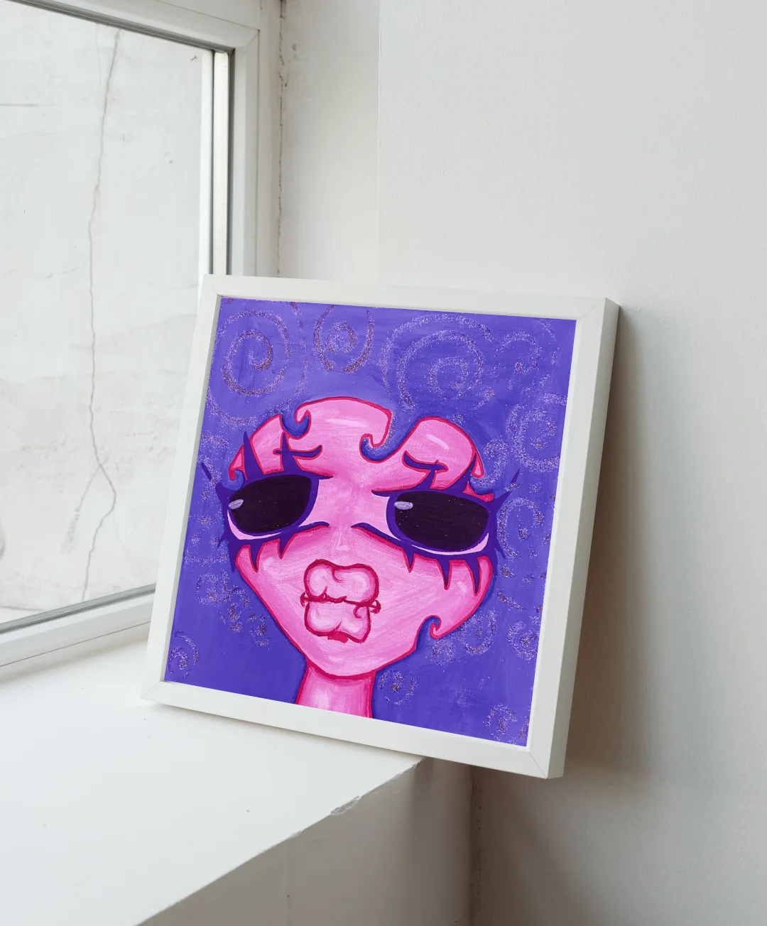 Pinkfarbenes Gesicht mit schwarzen Lidern auf violettem Spiralhintergrund, Acryl